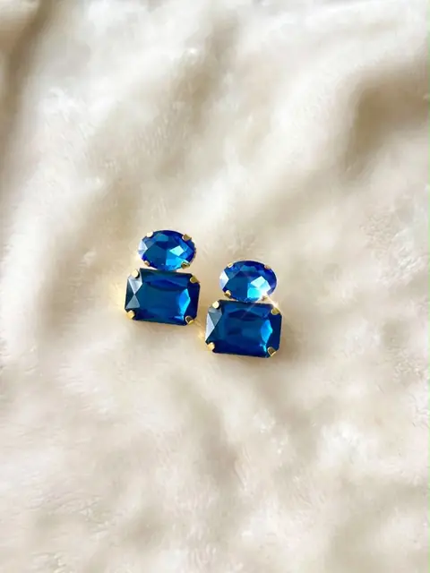 Aretes de botón con cristales azules en montura dorada