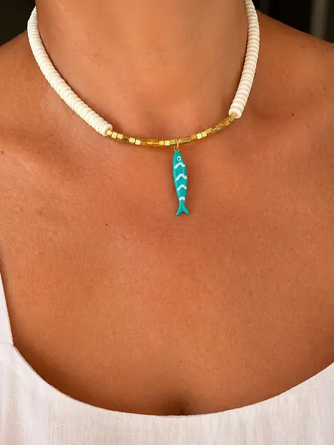 Collar de cuentas blancas con un pez de cerámica turquesa, puesto