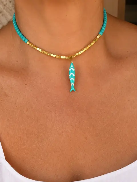 Collar corto de cuentas turquesa con un pez de cerámica turquesa, puesto