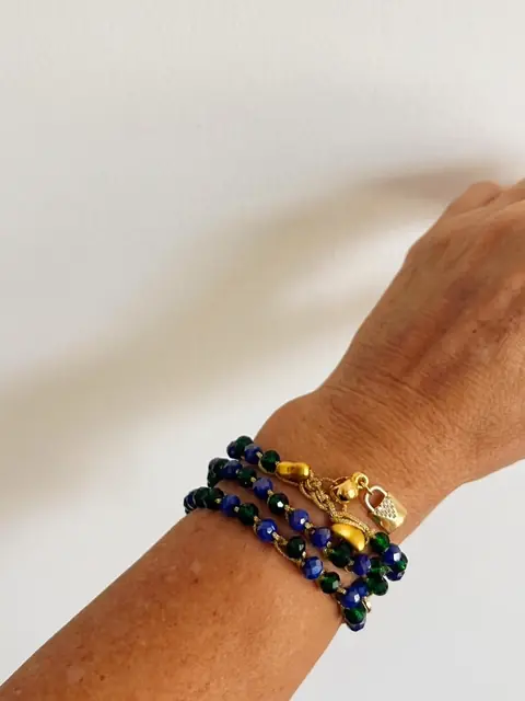 Wrap bracelet de cuentas azules y verdes en tres vueltas en la muñeca