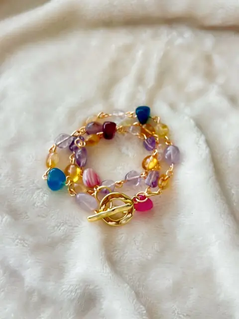 Wrap bracelet de cuentas de colores enrollado, con cierre dorado